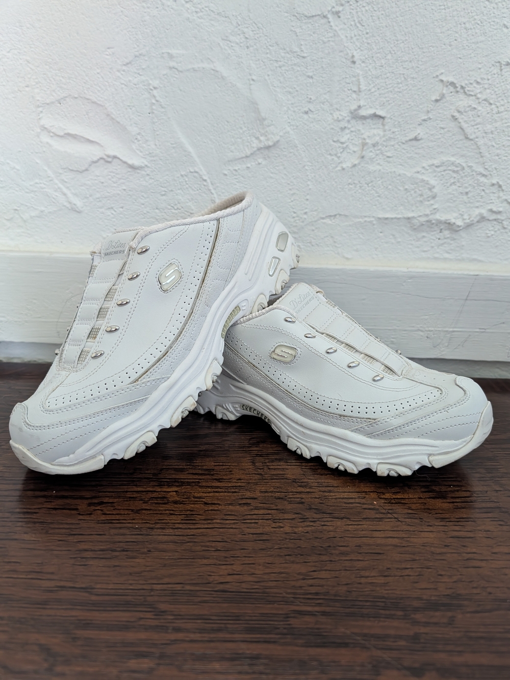 Skechers D’Lites Bright Sky Slip-On Mule Sneakers | White / Silver | Size 8.5